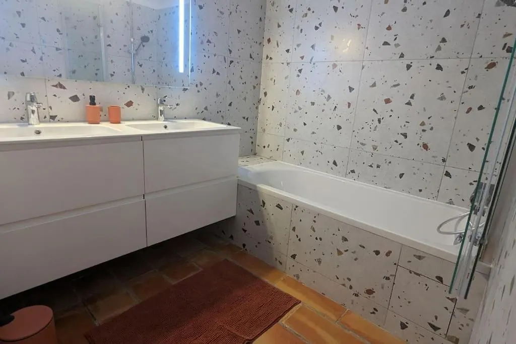Bas De Villa Avec Piscine Partagee Vallauris