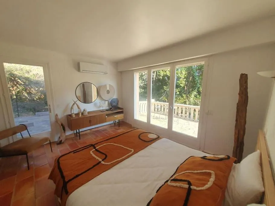 Bas De Villa Avec Piscine Partagee Vallauris 0*,  France