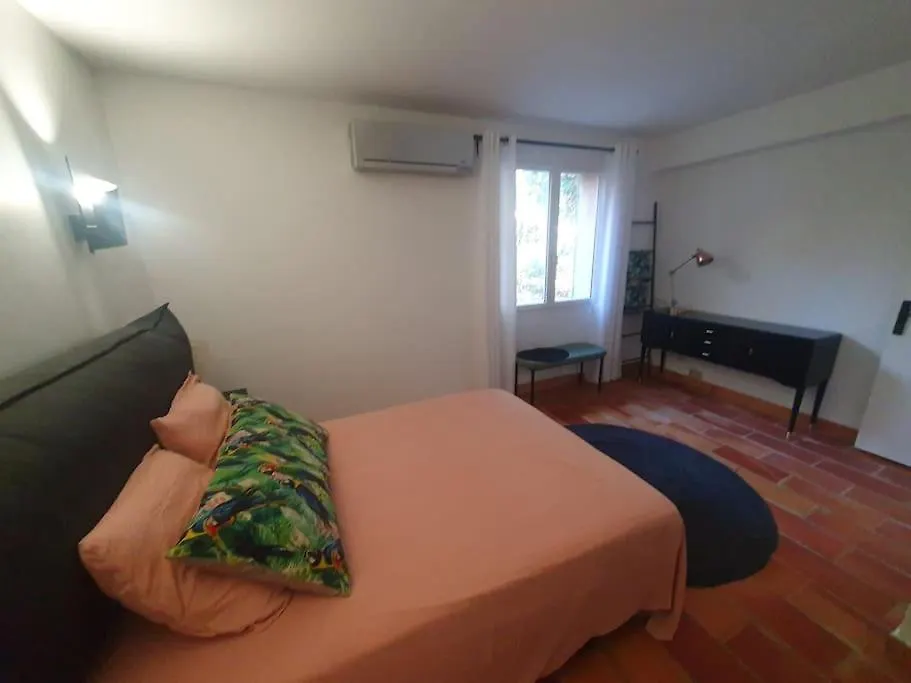 Bas De Villa Avec Piscine Partagee Vallauris France